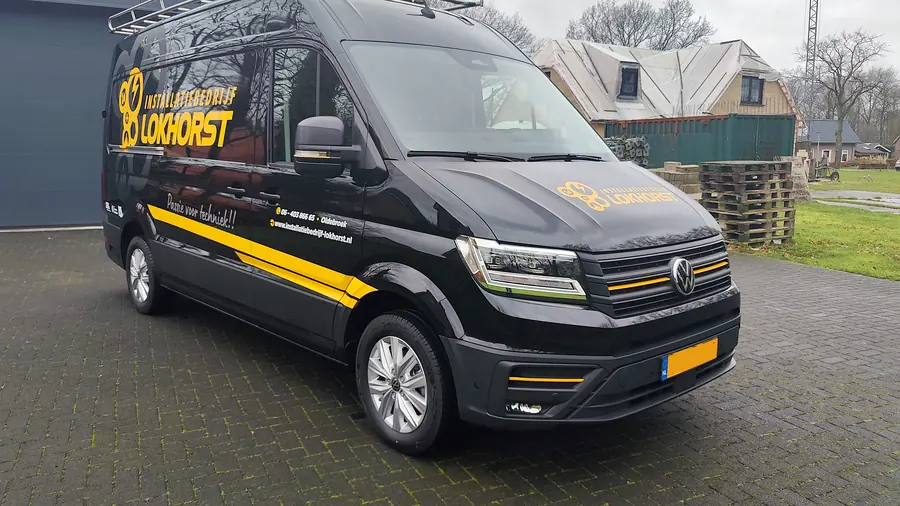 De bedrijfsbus van Installatiebedrijf Lokhorst klaar voor vertrek bij de loods