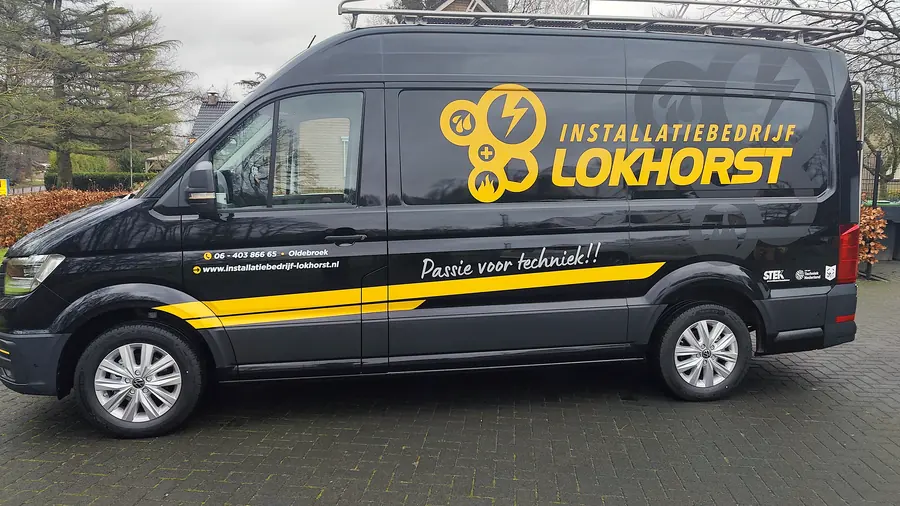 De bedrijfsbus van Installatiebedrijf Lokhorst op de oprit