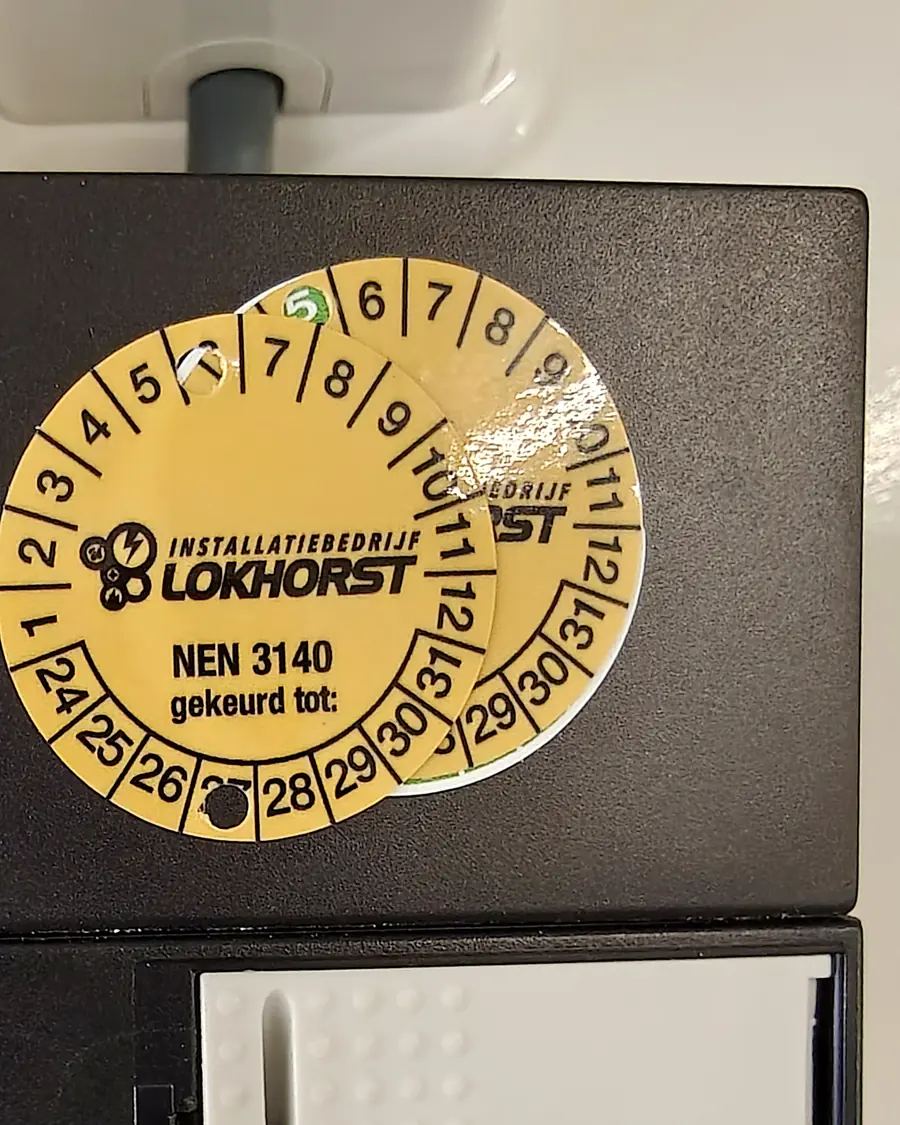 Keuringssticker van Installatiebedrijf Lokhorst op een meterkast: NEN 3140, gekeurd tot